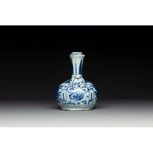 841 - A Chinese blue and white kendi with floral design, WanliH.: 19 cmThe absence of a condition report d... 