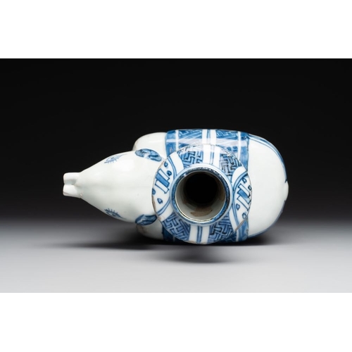 844 - A Chinese blue and white 'elephant' kendi, WanliL.: 19,1 cm - H.: 22,8 cmThe absence of a condition ... 