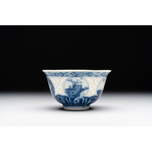 847 - A Chinese blue and white reticulated bowl, Transitional periodDia.: 9 cm - H.: 5,1 cmThe absence of ... 