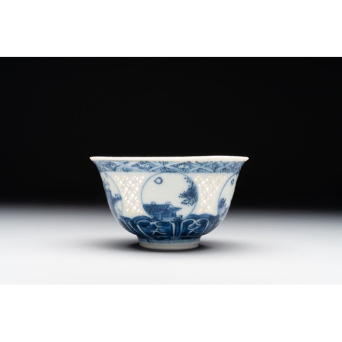 847 - A Chinese blue and white reticulated bowl, Transitional periodDia.: 9 cm - H.: 5,1 cmThe absence of ... 