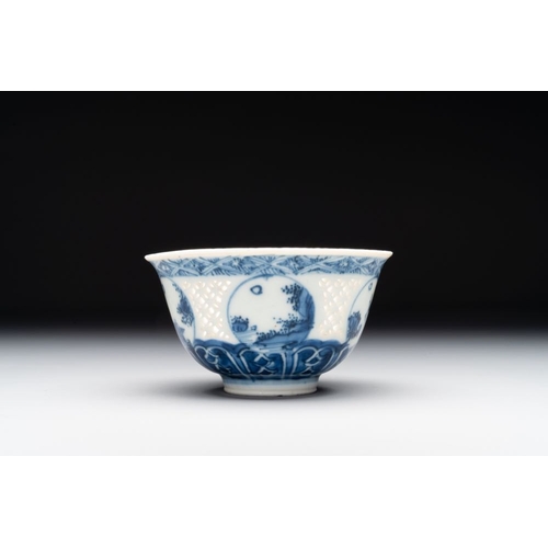 847 - A Chinese blue and white reticulated bowl, Transitional periodDia.: 9 cm - H.: 5,1 cmThe absence of ... 