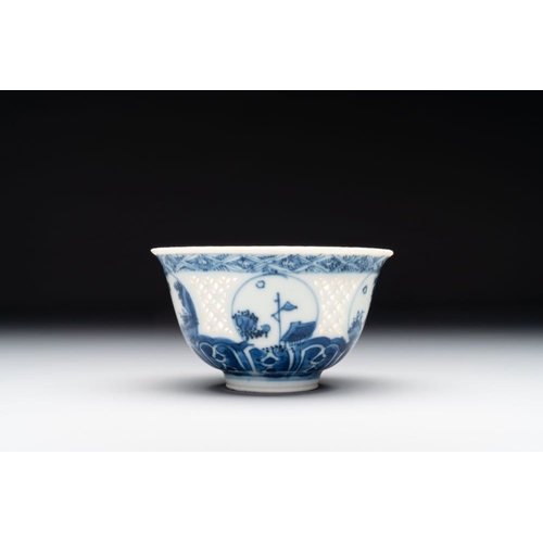 847 - A Chinese blue and white reticulated bowl, Transitional periodDia.: 9 cm - H.: 5,1 cmThe absence of ... 