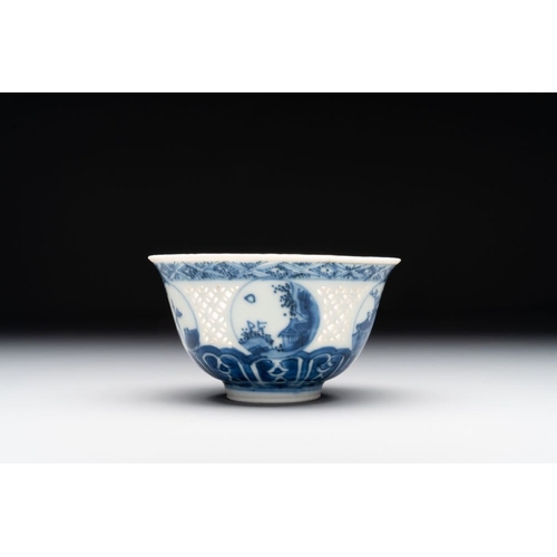 847 - A Chinese blue and white reticulated bowl, Transitional periodDia.: 9 cm - H.: 5,1 cmThe absence of ... 