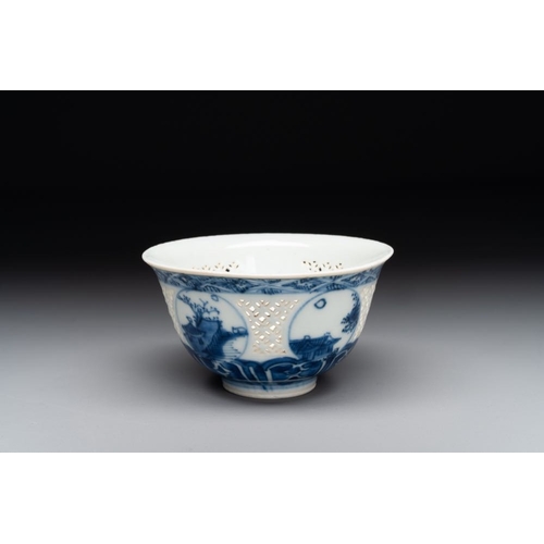 847 - A Chinese blue and white reticulated bowl, Transitional periodDia.: 9 cm - H.: 5,1 cmThe absence of ... 