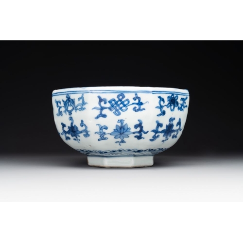 849 - A Chinese blue and white octagonal 'bajixiang' bowl, MingDia.: 15 cm - H.: 8 cmThe absence of a cond... 