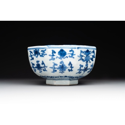 849 - A Chinese blue and white octagonal 'bajixiang' bowl, MingDia.: 15 cm - H.: 8 cmThe absence of a cond... 