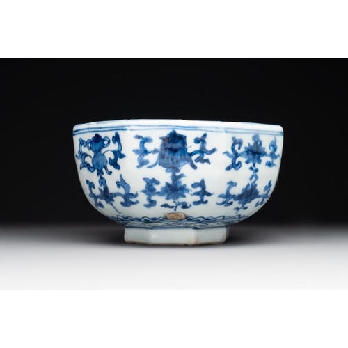 849 - A Chinese blue and white octagonal 'bajixiang' bowl, MingDia.: 15 cm - H.: 8 cmThe absence of a cond... 