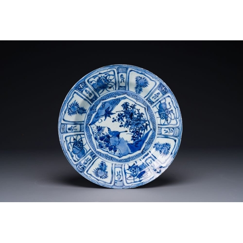 855 - A Chinese blue and white kraak porcelain dish with birds among blossoming branches, WanliDia.: 28,5 ... 