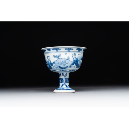 858 - A Chinese blue and white stem cup with scholars in a landscape, Transitional periodDia.: 8,7 cm - H.... 