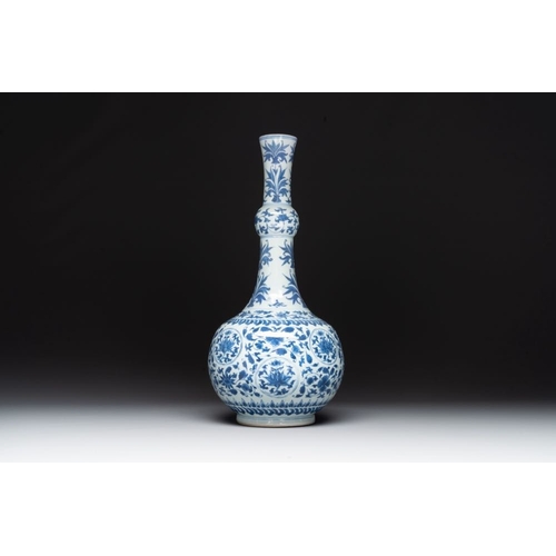 859 - A Chinese blue and white 'lotus scroll' bottle vase, Transitional periodH.: 40,5 cmThe absence of a ... 