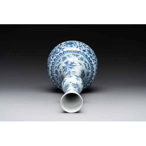 859 - A Chinese blue and white 'lotus scroll' bottle vase, Transitional periodH.: 40,5 cmThe absence of a ... 