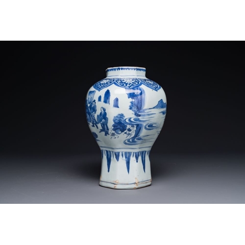 860 - A Chinese blue and white octagonal 'Zhi Ri Gao Sheng' vase, Transitional period H.: 30,3 cmThe absen... 