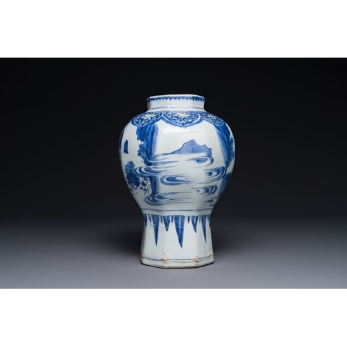 860 - A Chinese blue and white octagonal 'Zhi Ri Gao Sheng' vase, Transitional period H.: 30,3 cmThe absen... 