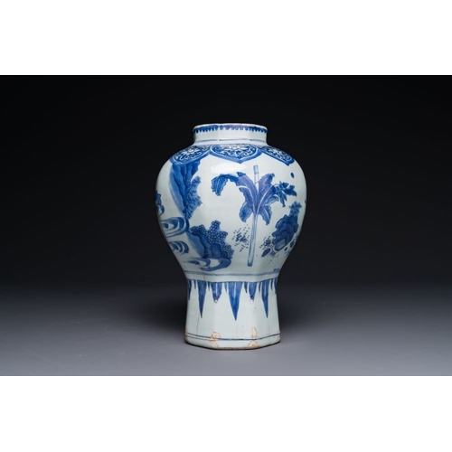 860 - A Chinese blue and white octagonal 'Zhi Ri Gao Sheng' vase, Transitional period H.: 30,3 cmThe absen... 