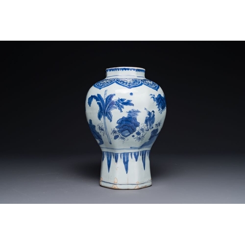 860 - A Chinese blue and white octagonal 'Zhi Ri Gao Sheng' vase, Transitional period H.: 30,3 cmThe absen... 