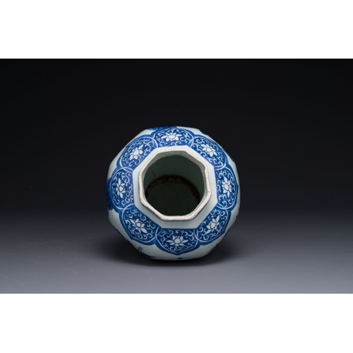 860 - A Chinese blue and white octagonal 'Zhi Ri Gao Sheng' vase, Transitional period H.: 30,3 cmThe absen... 