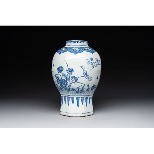 861 - A Chinese octagonal blue and white 'birds and flowers' vase, Transitional periodH.: 31,5 cmThe absen... 