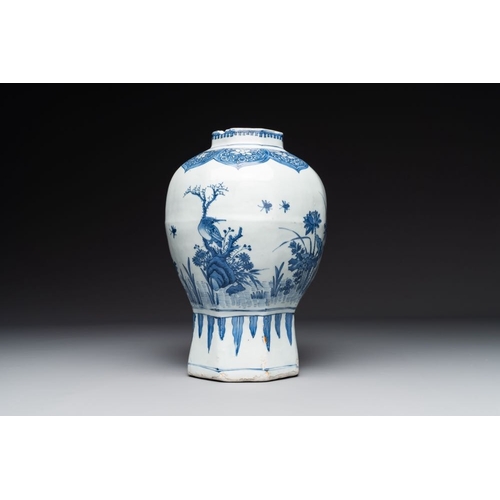 861 - A Chinese octagonal blue and white 'birds and flowers' vase, Transitional periodH.: 31,5 cmThe absen... 