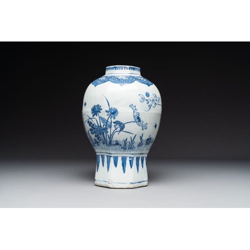 861 - A Chinese octagonal blue and white 'birds and flowers' vase, Transitional periodH.: 31,5 cmThe absen... 