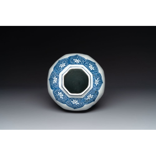 861 - A Chinese octagonal blue and white 'birds and flowers' vase, Transitional periodH.: 31,5 cmThe absen... 