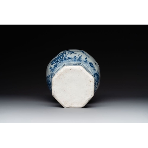 861 - A Chinese octagonal blue and white 'birds and flowers' vase, Transitional periodH.: 31,5 cmThe absen... 