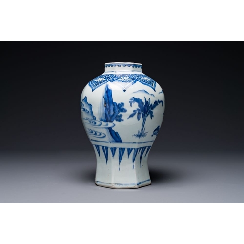 862 - A Chinese blue and white octagonal 'Jia Guan Jin Jue' vase, Transitional periodH.: 30,7 cmThe absenc... 