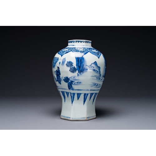 862 - A Chinese blue and white octagonal 'Jia Guan Jin Jue' vase, Transitional periodH.: 30,7 cmThe absenc... 