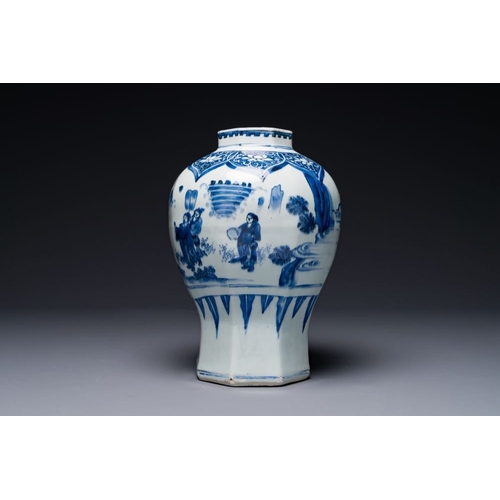 862 - A Chinese blue and white octagonal 'Jia Guan Jin Jue' vase, Transitional periodH.: 30,7 cmThe absenc... 