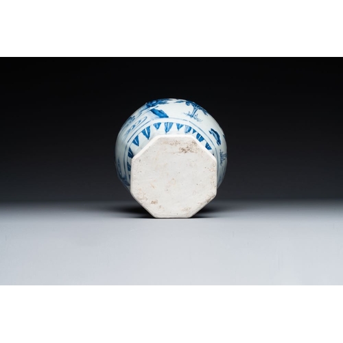 862 - A Chinese blue and white octagonal 'Jia Guan Jin Jue' vase, Transitional periodH.: 30,7 cmThe absenc... 