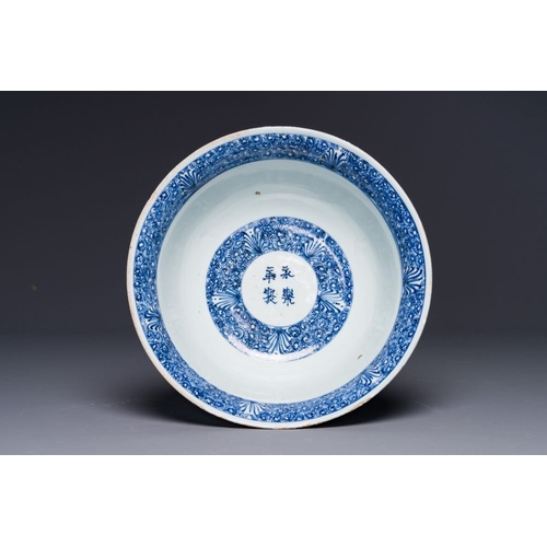 865 - A Chinese blue and white 'Ode to the Red Cliff' bowl, Transitional periodDia.: 22,5 cm - H.: 9,5 cm
... 