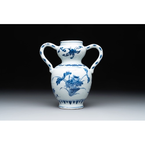 866 - A Chinese blue and white vase with floral design and two handles, Transitional periodL.: 19,5 cm - H... 