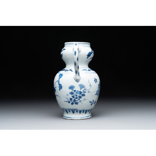 866 - A Chinese blue and white vase with floral design and two handles, Transitional periodL.: 19,5 cm - H... 