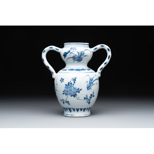 866 - A Chinese blue and white vase with floral design and two handles, Transitional periodL.: 19,5 cm - H... 