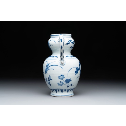 866 - A Chinese blue and white vase with floral design and two handles, Transitional periodL.: 19,5 cm - H... 