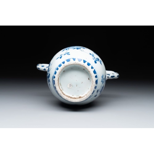 866 - A Chinese blue and white vase with floral design and two handles, Transitional periodL.: 19,5 cm - H... 