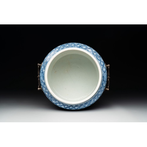 870 - A fine Chinese blue and white 'landscape and antiquities' bowl with silver handles, KangxiL.: 21,5 c... 