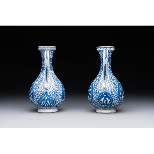 872 - A pair of Chinese blue and white ewers with floral design, KangxiL.: 14,5 cm - H.: 17,5 cm
 Ref.: Ch... 