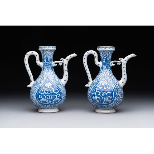 872 - A pair of Chinese blue and white ewers with floral design, KangxiL.: 14,5 cm - H.: 17,5 cm
 Ref.: Ch... 