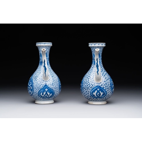 872 - A pair of Chinese blue and white ewers with floral design, KangxiL.: 14,5 cm - H.: 17,5 cm
 Ref.: Ch... 