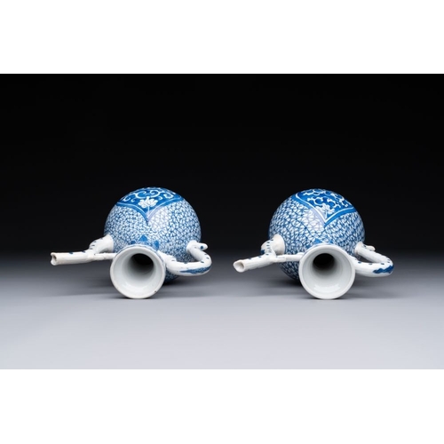 872 - A pair of Chinese blue and white ewers with floral design, KangxiL.: 14,5 cm - H.: 17,5 cm
 Ref.: Ch... 