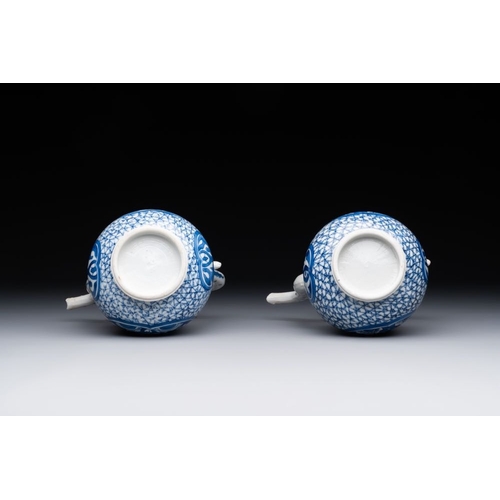 872 - A pair of Chinese blue and white ewers with floral design, KangxiL.: 14,5 cm - H.: 17,5 cm
 Ref.: Ch... 