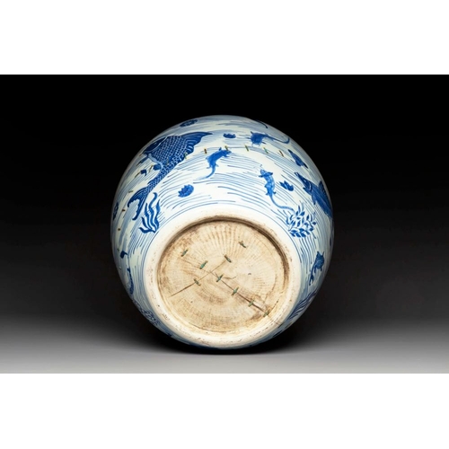 875 - A Chinese blue and white 'carp' fishbowl, KangxiDia.: 45 cm - H.: 32,5 cmThe absence of a condition ... 