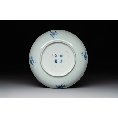 876 - A Chinese blue and white 'mythical beasts' plate, Shunzhi mark and of the periodDia.: 19 cm
 Ref.: C... 