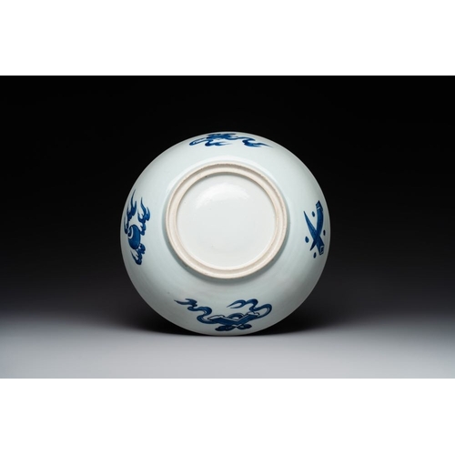 877 - A Chinese blue and white dish with floral design, KangxiDia.: 35,5 cm - H.: 8 cmThe absence of a con... 