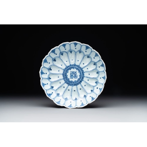 878 - A rare Chinese lotus-shaped blue and white 'fu' dish, Kangxi mark and of the periodDia.: 21,5 cm
 Di... 