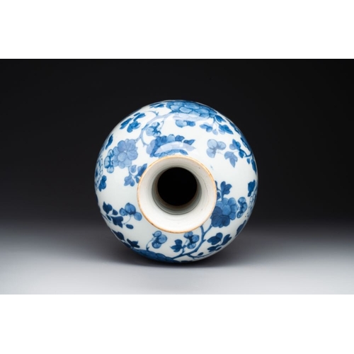 880 - A Chinese blue and white bottle-shaped huqqa base with floral design for the Islamic market, KangxiH... 