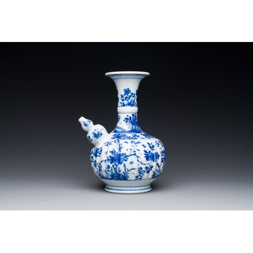 881 - A Chinese blue and white kendi with floral design, KangxiH.: 25,5 cm
 The absence of a condition rep... 