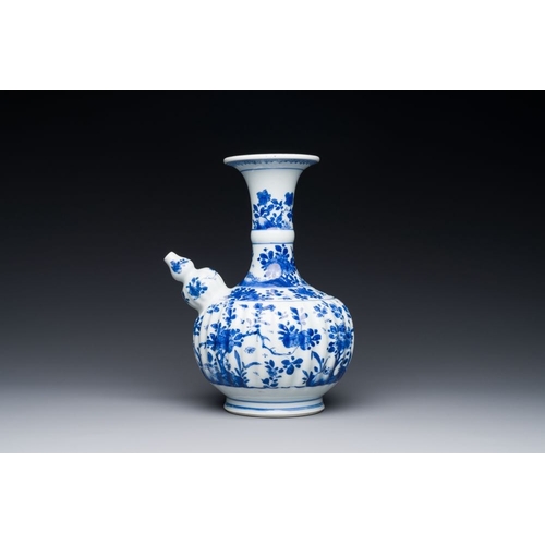 881 - A Chinese blue and white kendi with floral design, KangxiH.: 25,5 cm
 The absence of a condition rep... 