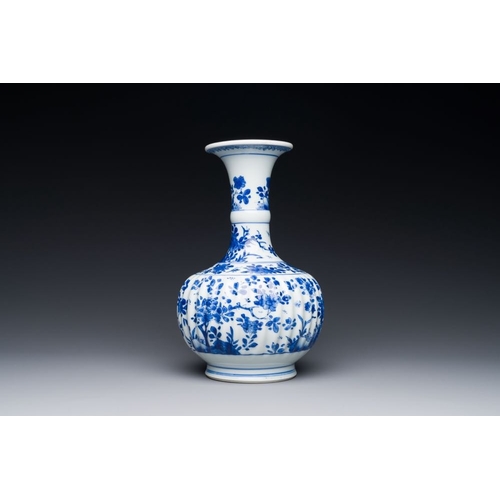 881 - A Chinese blue and white kendi with floral design, KangxiH.: 25,5 cm
 The absence of a condition rep... 