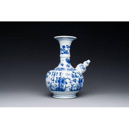 881 - A Chinese blue and white kendi with floral design, KangxiH.: 25,5 cm
 The absence of a condition rep... 